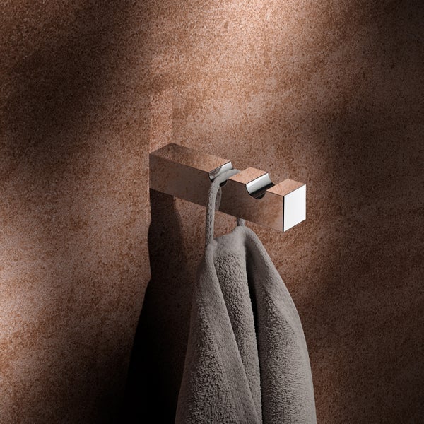 Moderner quadratischer Handtuchhaken aus Metall mit zwei Einkerbungen zur Aufhängung an einer Wand