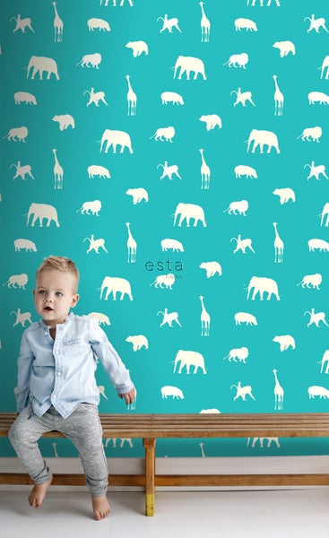 Kinderzimmer mit Tiermotivtapete, die Elefanten, Giraffen, Bären, Löwen, Nilpferde und Affen zeigt.