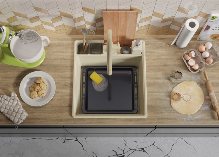 Küchenszene mit Spüle, Geschirr, Backutensilien und Zutaten auf einer Arbeitsplatte.