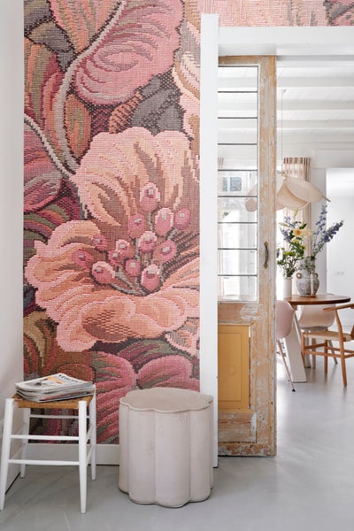 Dekorative florale Wandtapete mit Hocker und Stuhl in hellem Raum