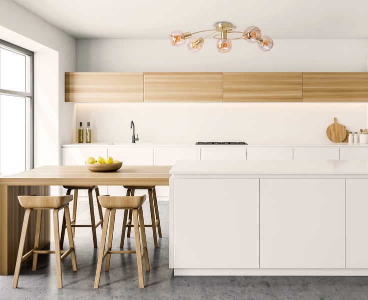 Deckenleuchte mit fünf Leuchten und klaren Glasschirmen