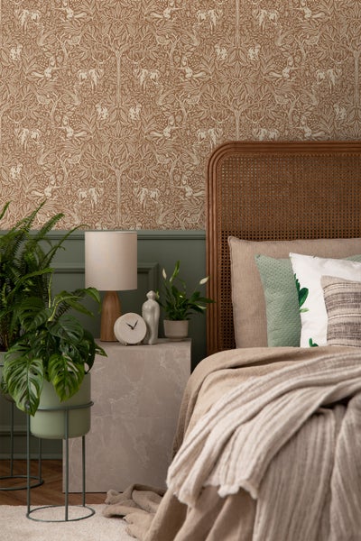 Detailansicht eines Liegestuhlgestells aus Metall auf Kiesuntergrund