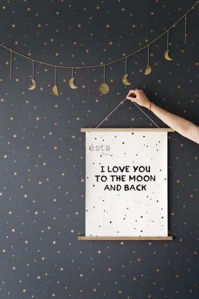 Wanddekoration mit Mondphasengirlande und Wandbild mit der Aufschrift I love you to the moon and back