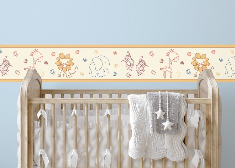 Selbstklebende Tapetenbordüre für das Kinderzimmer mit Tiermotiven wie Giraffe, Löwe, Elefant und Affe über einem Gitterbett aus Holz.
