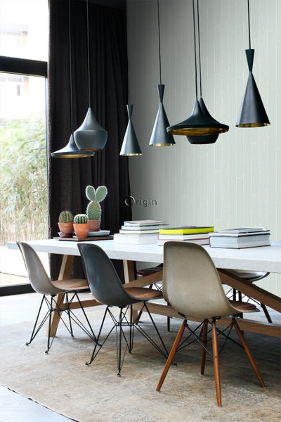 Esszimmer mit Esstisch, Stühlen und mehreren Pendelleuchten