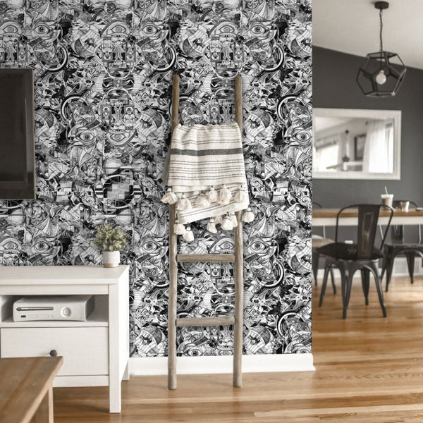 Innenraum mit gemusterter Tapete, Leiter mit Decke und weißen Möbeln