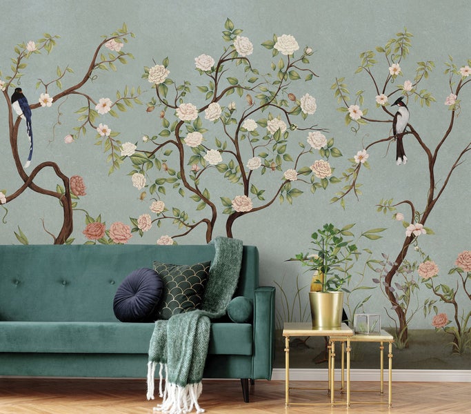 Wandbild mit floralem Muster, Sofa und Beistelltisch im Wohnzimmer.