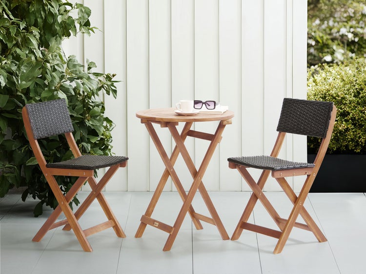 Gartenset mit Klapptisch und zwei Klappstühlen