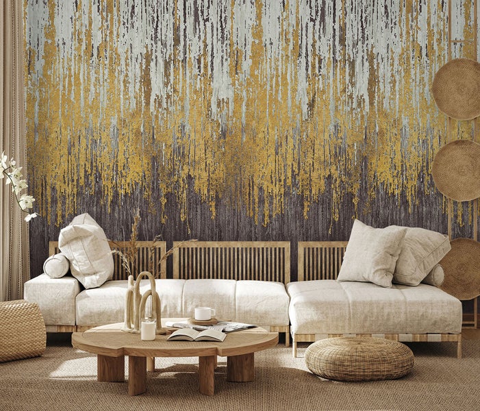 Wohnzimmer mit moderner Tapete, Sofa und Holztisch