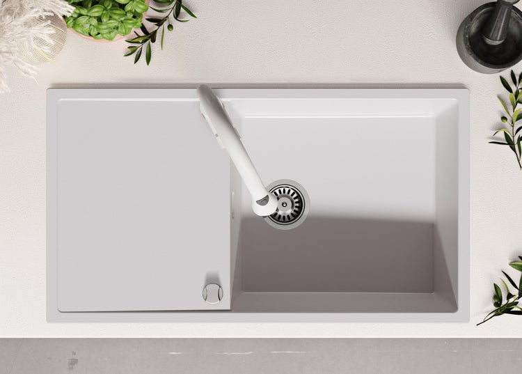 Spüle mit Abtropffläche und Armatur von oben