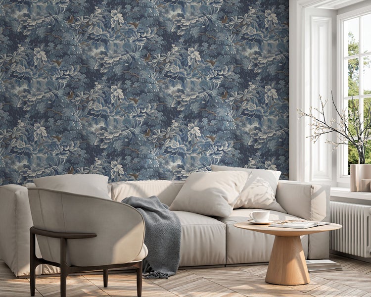 Wohnzimmer mit floral gemusterter Tapete, Sofa, Sessel und Tisch