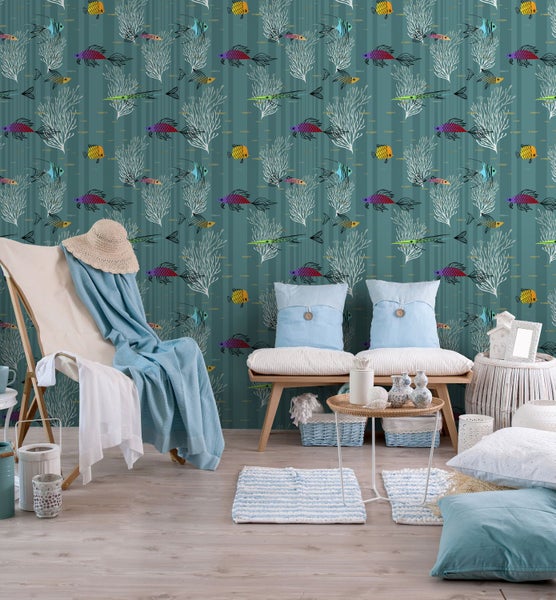 Heller Raum mit Stranddekoration und Tapete mit Fischmuster