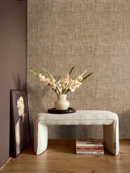 Dekoratives Interieur mit Bank, Vase und gemusterten Tapeten