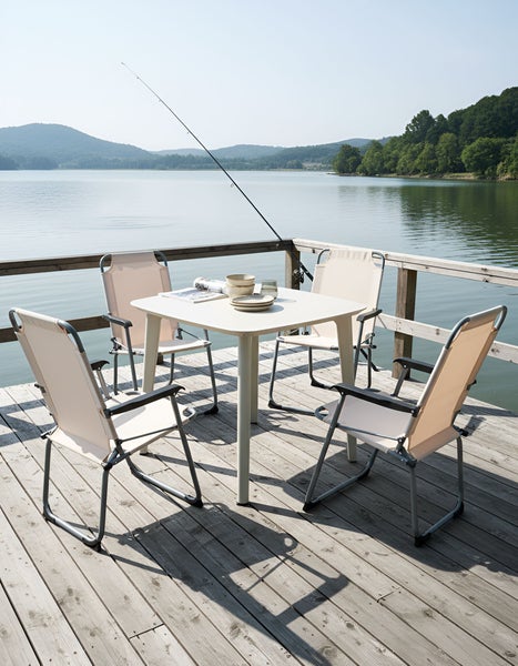 Vier Campingstühle mit Armlehnen