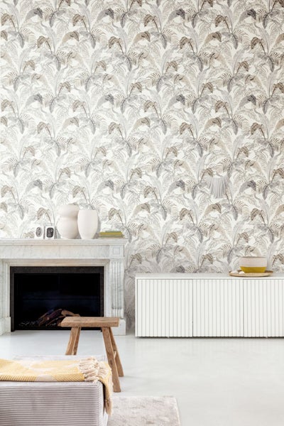 Wohnzimmer mit Kamin, Kommode und Tapete mit Pflanzenmuster