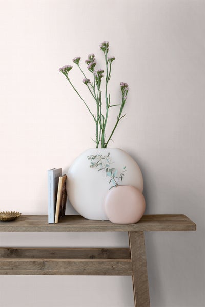 Dekorative Blumen in Vasen auf einem Holztisch