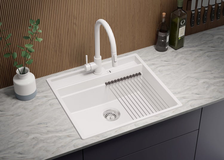 Spüle mit Abtropffläche und Armatur in einer Küchenumgebung