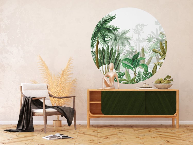 Wohnzimmer mit Sessel, Kommode und tropischem Wandtattoo