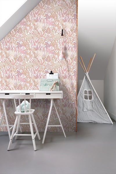 Dekoriertes Zimmer mit Kinderschreibtisch, Stuhl, Spielzelt und floraler Tapete