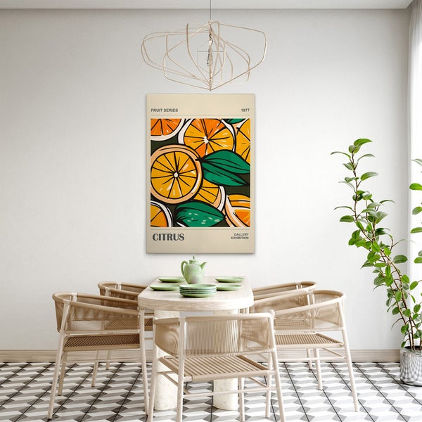 Esszimmer mit Tisch, Stühlen und einem gerahmten Bild mit Zitrusfrüchten an der Wand