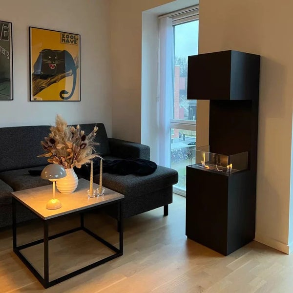 Wohnzimmer mit Sofa, Tisch und Ethanolkamin