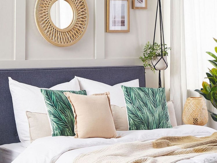 Abmessungen von zwei Kissen: 45 x 45 x 11 cm