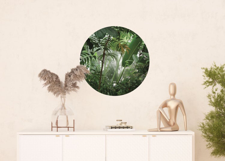 Dekoratives Interieur mit Kommode, Vase mit Ziergras, Skulptur und Deko-Wandbild mit Dschungelmotiv