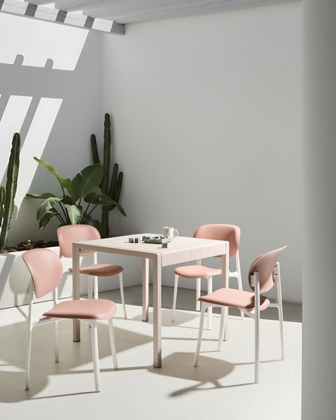 Gartenszene mit Tisch und Stühlen aus Kunststoff im modernen Stil