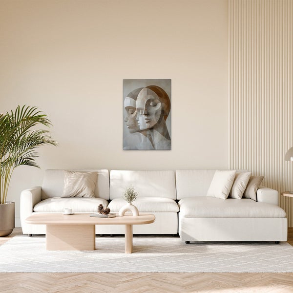 Wohnzimmer mit Sofa, Tisch und einem Wandbild mit einem Frauengesicht