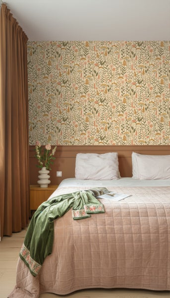 Schlafzimmer mit floraler Tapete, Bett und Vorhängen