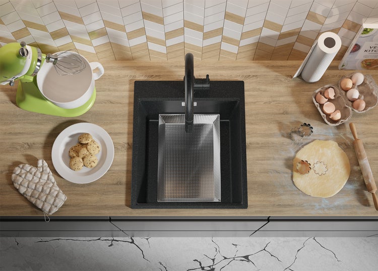 Küchenszene mit Spüle, Armatur, Rührgerät, Backzutaten und fertigen Keksen auf einer Küchentheke