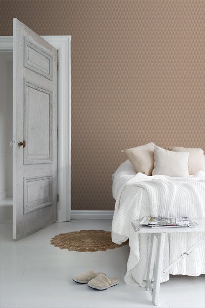 Raumansicht mit gemusterter Tapete, kleinem Beistelltisch und Tür