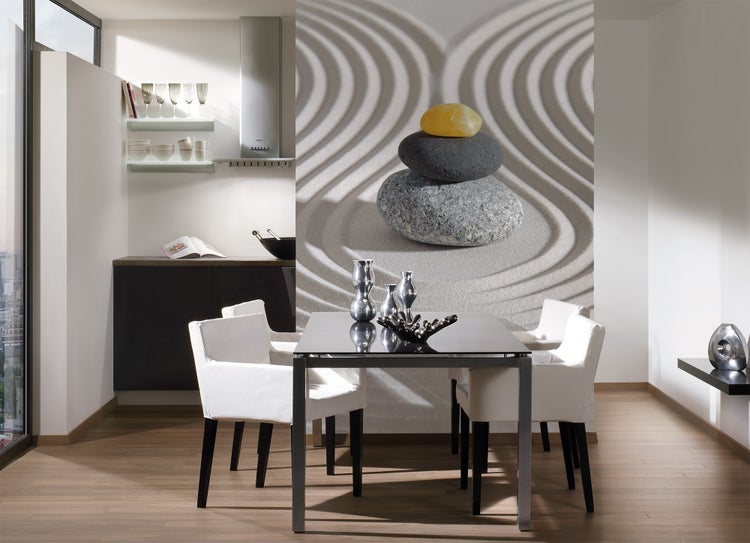Fototapete mit Zen-Motiv aus gestapelten Steinen in einem modernen Esszimmer mit weißem Mobiliar und hellem Holzboden.