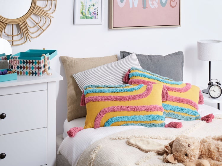 Zwei dekorative gelbe Kissen mit Quasten und Fransen