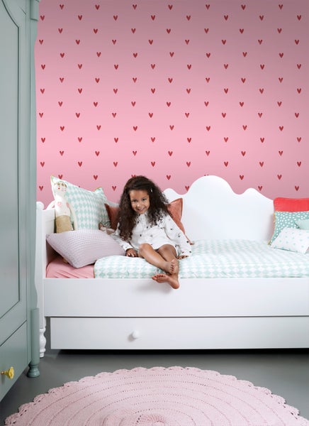 Mädchenzimmer mit Bett, Schrank und Teppich