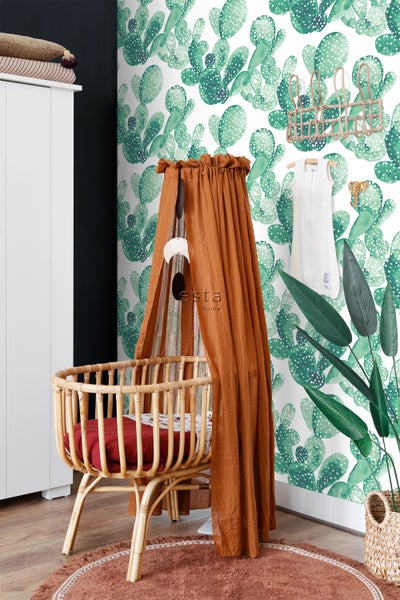 Kinderzimmer mit Rattanbett und Kaktusmuster-Tapete