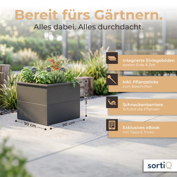 Quadratisches Hochbeet 90 mal 90 mal 80 Zentimeter mit integrierten Einlegeböden, Pflanzsticks, Schneckenbarriere und E-Book. sortiQ Logo.