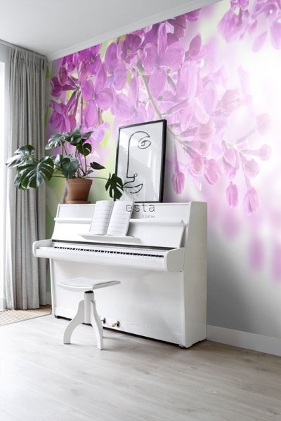 Helles Zimmer mit weißem Klavier, Hocker, Topfpflanze, gerahmtem Bild und Fototapete mit Blumenmuster