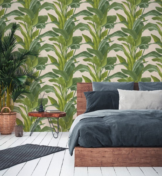 Schlafzimmer mit gemusterten Tapeten mit Pflanzenmotiven, Bett, Stuhl und Treppe