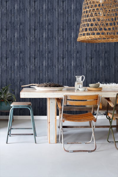 Esszimmer mit Holztapete und Lampenschirm aus Rattan