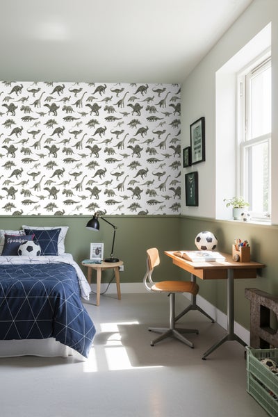 Kinderzimmer mit Bett, Schreibtisch, Stuhl und Dinosaurier-Tapete