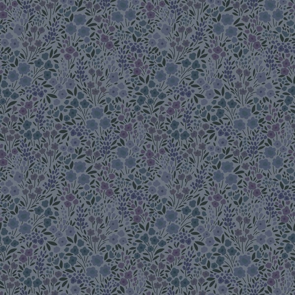 Handtuchhalter mit Handtuch im Badezimmer vor dem Fenster