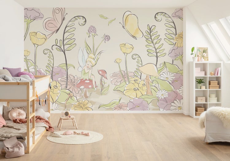 Kinderzimmer mit Hochbett und Wandtapete mit Blumen- und Feenmotiv