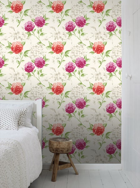 Raumansicht mit floraler Hortensientapete in Rot- und Pinktönen