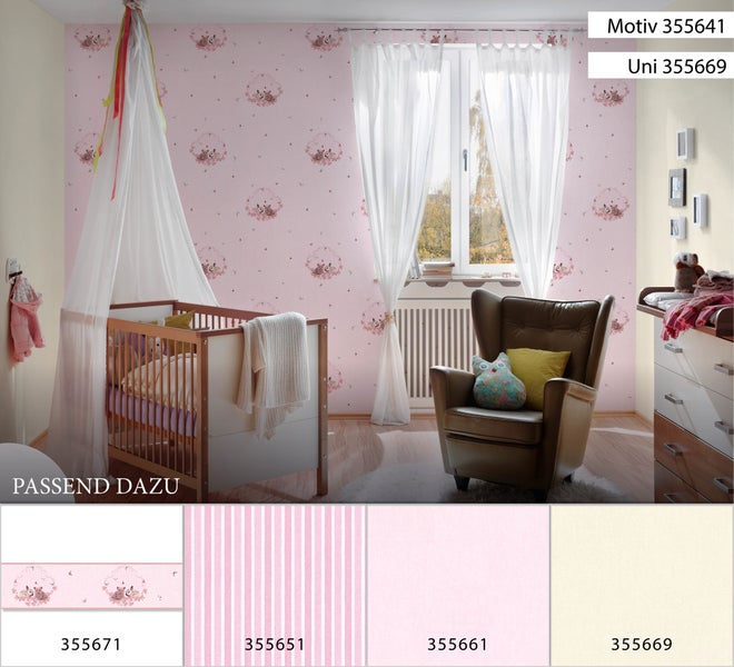 Babyzimmer mit Kinderbett, Sessel, Kommode und rosa Tapete mit Tiermotiven