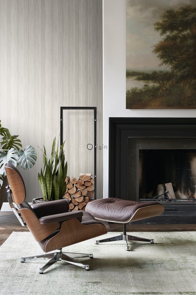 Wohnzimmer mit Sessel, Kamin, Gemälde und Holzwand