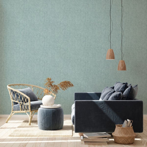 Dekoratives Wohnzimmer mit Teppich, Zimmerpflanzen, Tisch und Stuhl