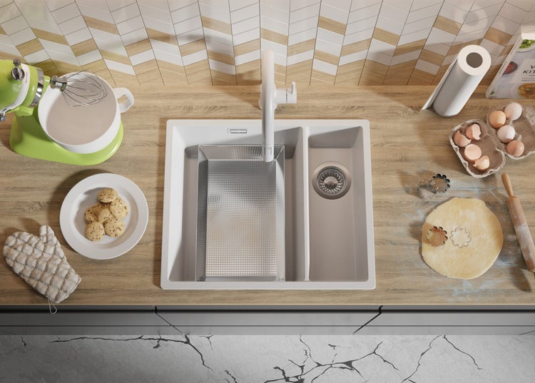 Küchenszene mit Spüle, Armatur und Küchenutensilien auf einer Küchentheke