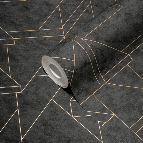 Wohnzimmer mit zwei Sesseln, einem Holzschrank und einer gemusterten Tapete