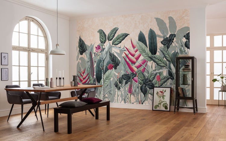 Heller Essbereich mit Holztisch, Stühlen, Bank und einer floralen Fototapete.
